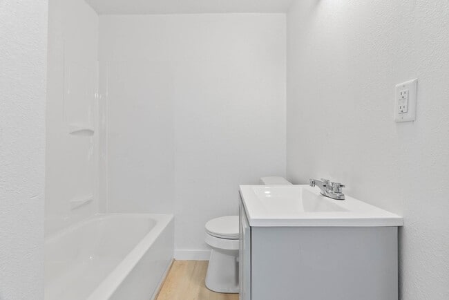 Building Photo - SECOND FLOOR APARTMENT WATER AND ELECTRICITY INCLUDED!!