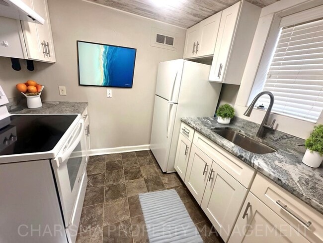 Building Photo - 917 Plex