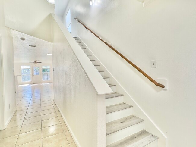 Foyer - 4126 Mallow St