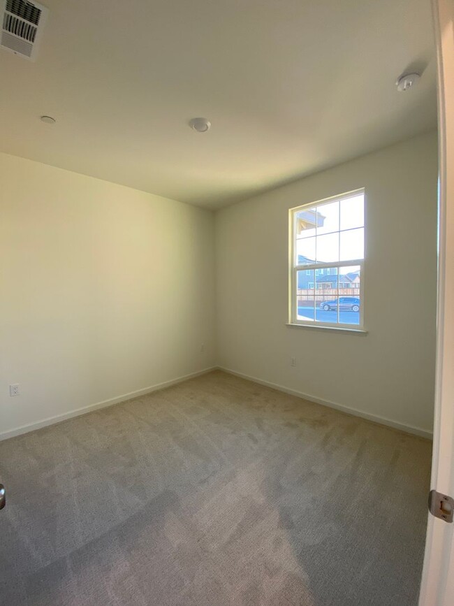 Building Photo - Available NOW - Beautiful and NEW 4 bed / ...