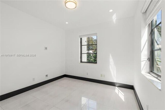 Building Photo - 519 Alhambra Cir