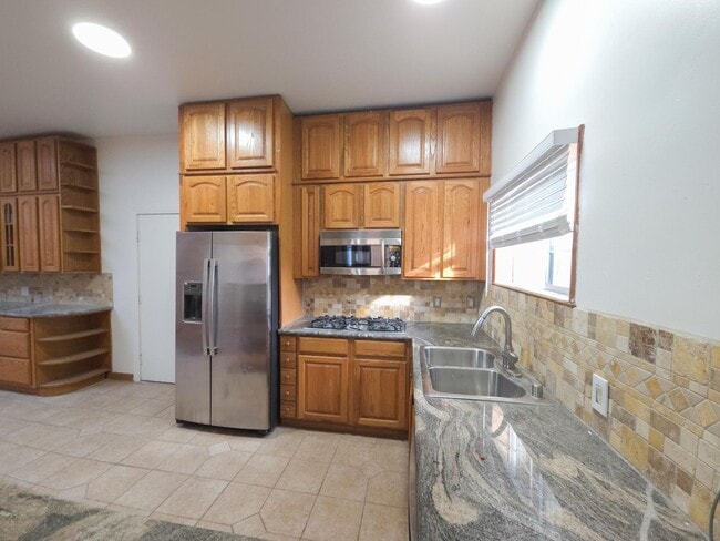 Building Photo - 4 bed 3 bath Single-family Home in Glenview/Lower Diamond area of Oakland