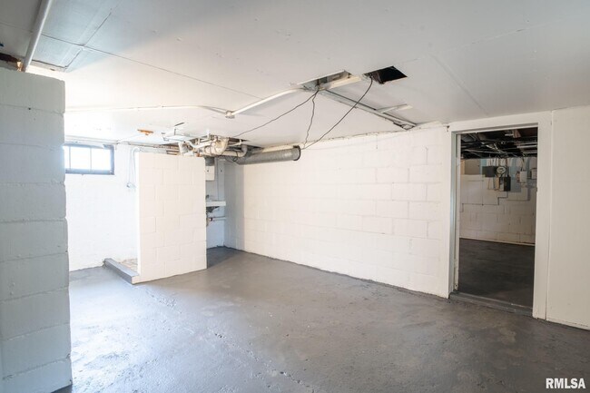 Building Photo - 4515 Drake Dr