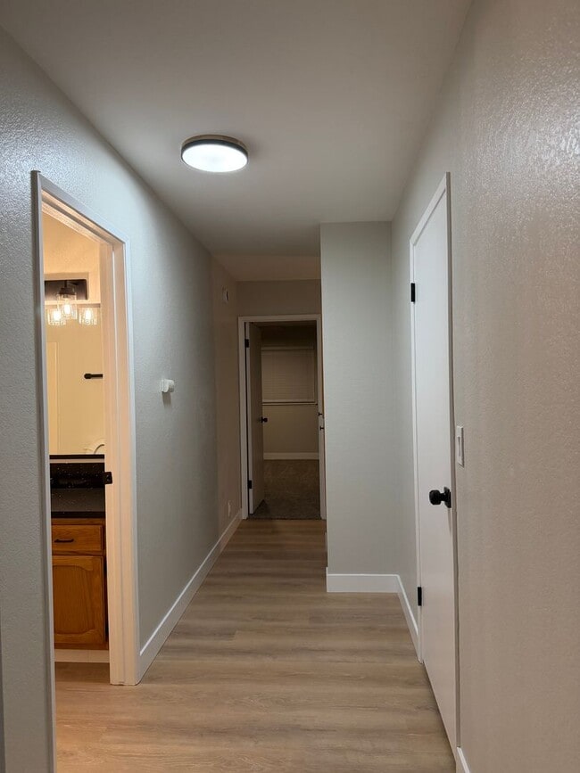 Building Photo - Please Contact VAUGHN REALTY to set up an appointment 760-446-6561