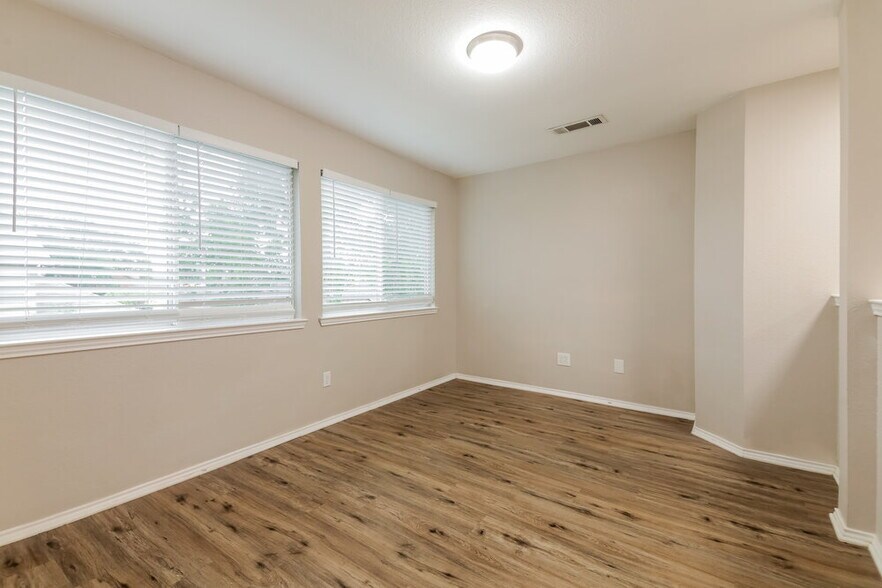 Building Photo - 327 Stately Oak Ln