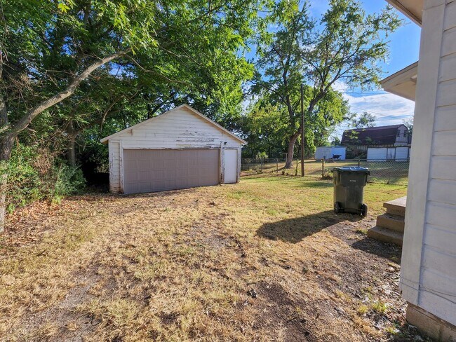 Building Photo - 2 Bedroom home in Tecumseh