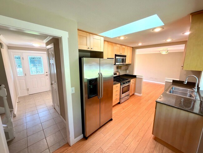 Building Photo - Spacious 4BD/3BA Bellevue Home with Private Backyard & Garage