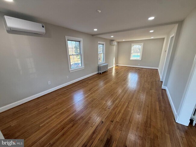 Building Photo - 1608 13th Rd S