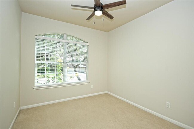 Building Photo - 401 King Eider Ln