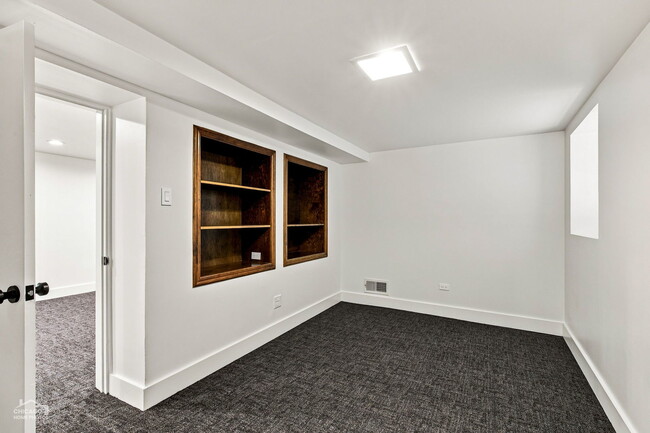 Building Photo - 560 W Arlington Pl