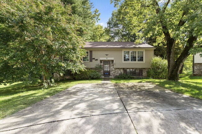 Primary Photo - 7 Wood Oak Ct