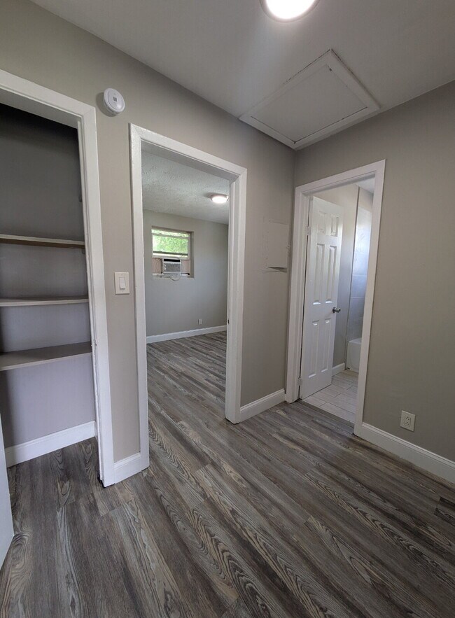 Building Photo - "Cozy 2-Bedroom, 1-Bath Haven Near Brentwood Park"