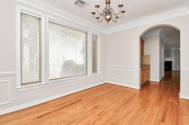 Building Photo - 833 Rosine St