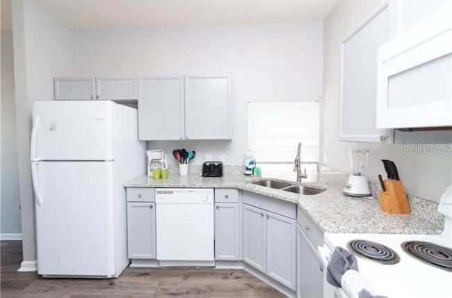 Building Photo - 8121 Fan Palm Way