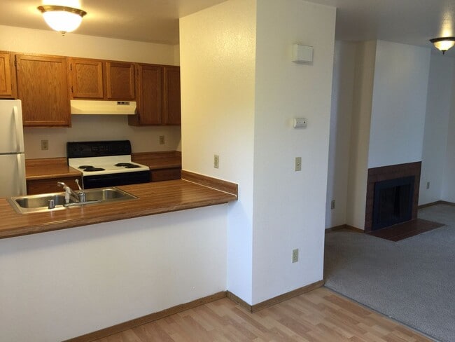 Building Photo - Beautiful spacious ground level 2 bed 1 ba...
