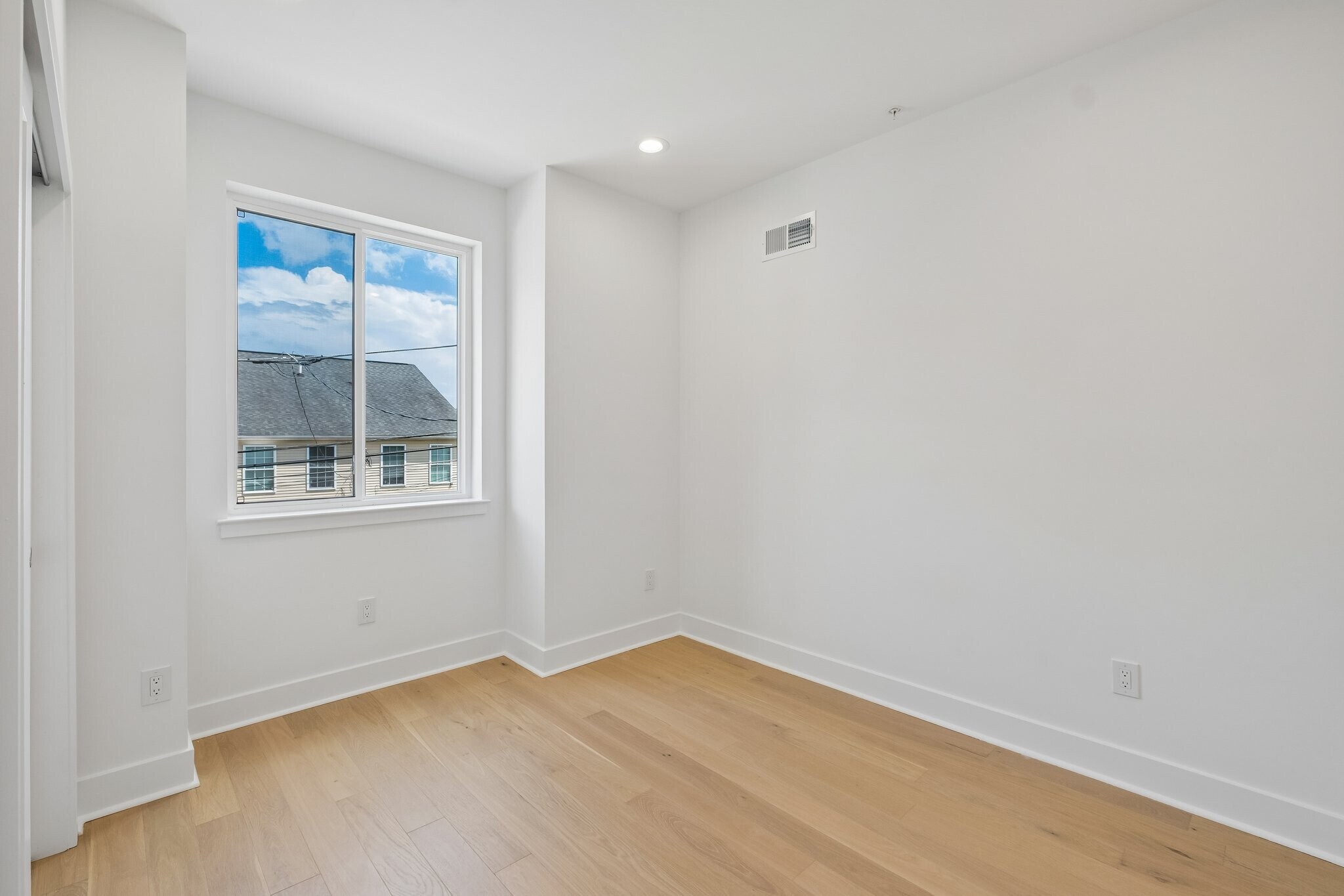 Building Photo - 1518 N Darien St
