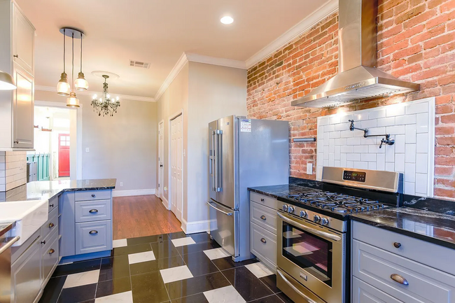 Building Photo - Fully Renovated 3 BR/1.5 BA Apartment in C...