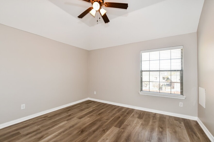 Building Photo - 2813 Independence Dr