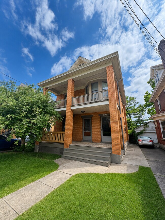 Building Photo - 6 Bed/2 Bath Mins. from UC Campus $600/pp ($3,600/mo)!