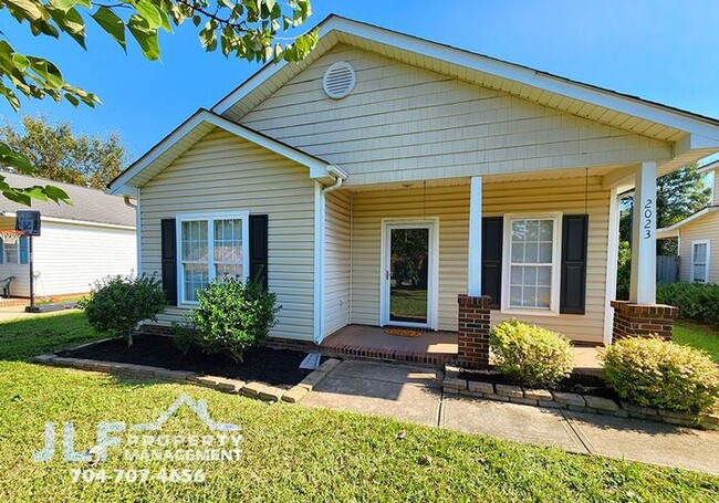 Building Photo - Charming 3 Bed/2 Bath Ranch in Charlotte!