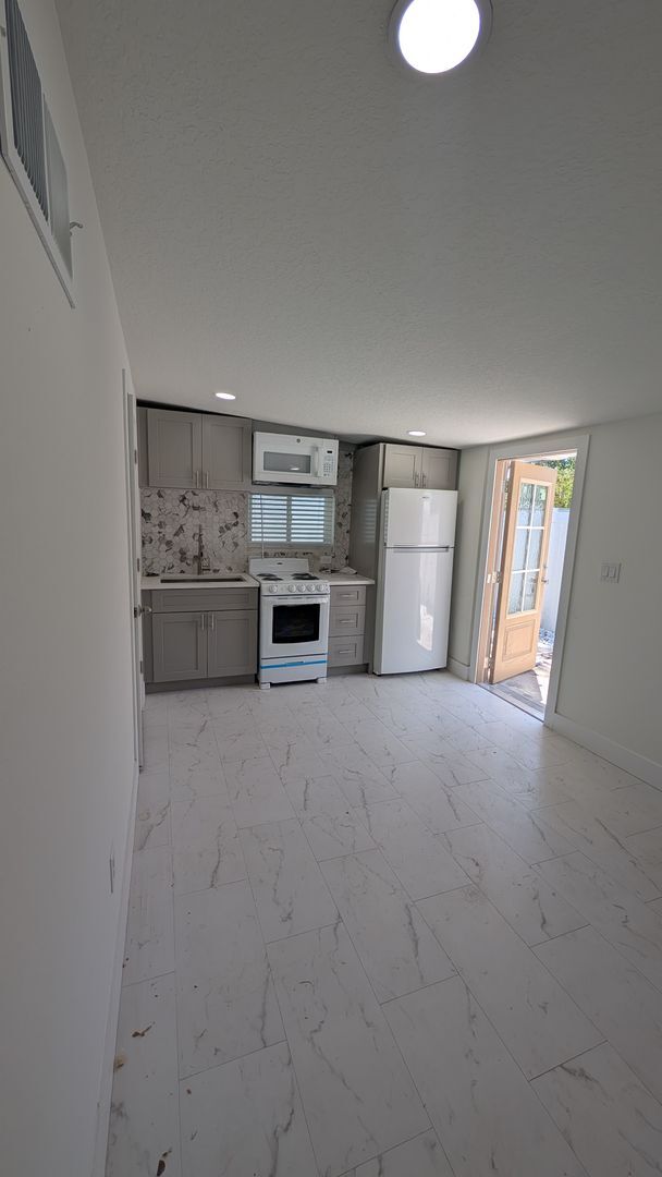 Building Photo - One bedroom one bath Adjacent apartment with private entrance.