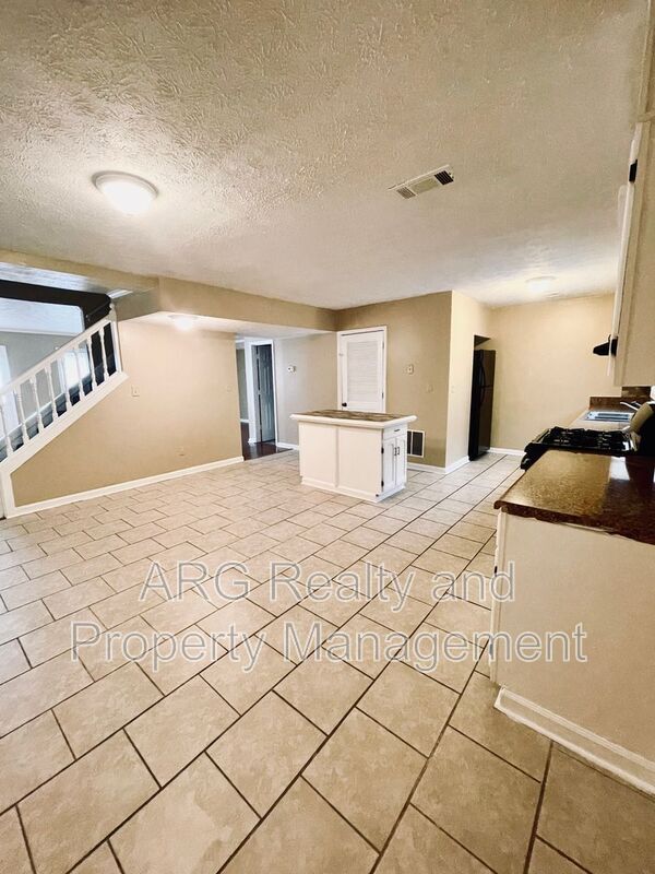 Building Photo - 2142 Fairway Ct SE
