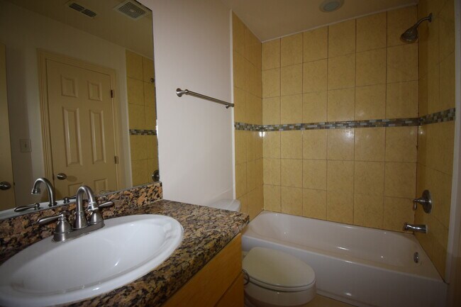 Building Photo - 1402 W Carmen Ave