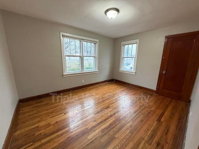 Building Photo - 6206 Evergreen Blvd