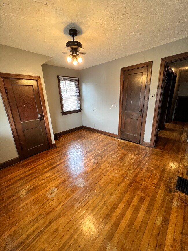 Building Photo - 517 N Bradley Ave