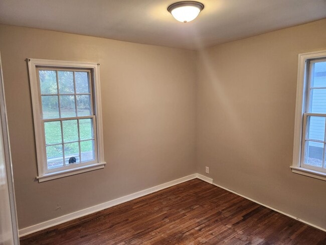 Building Photo - 4 bed 1 bath single family house.