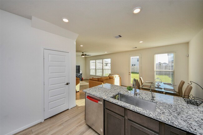 Building Photo - 4852 Sun Fls Dr