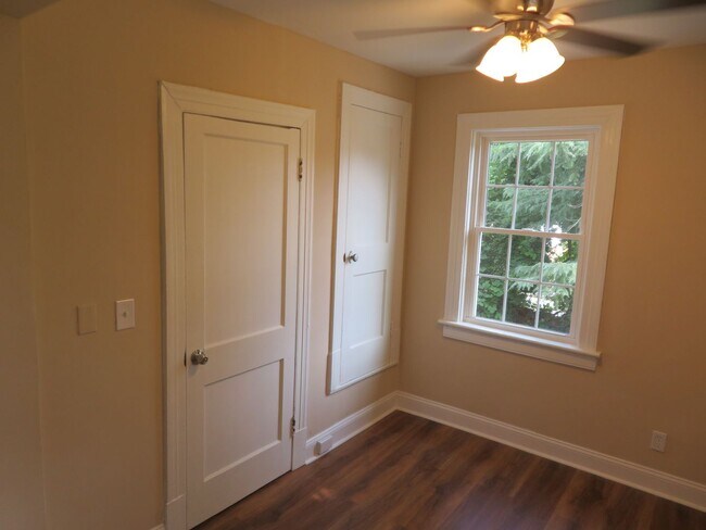 Building Photo - Newly renovated and updated home in Historic Petersburg.