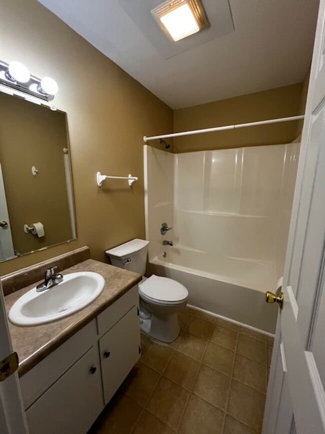 Building Photo - 2 Bedroom 2 Bath Duplex with Garage