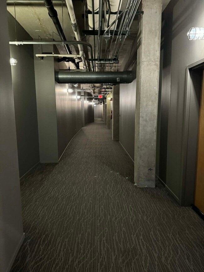 Building Photo - 900 N Kingsbury St