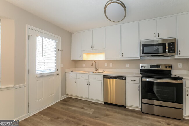 Building Photo - 3860 Ferncliff Rd SW