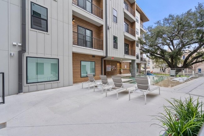 Building Photo - 2500 Longview St