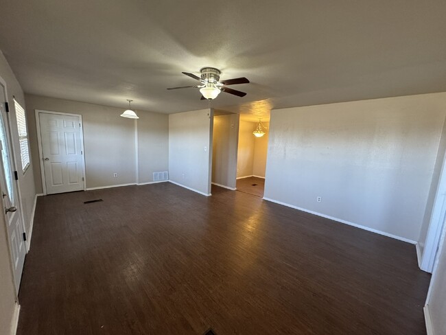 Building Photo - Everything you need in the heart of Granbury!