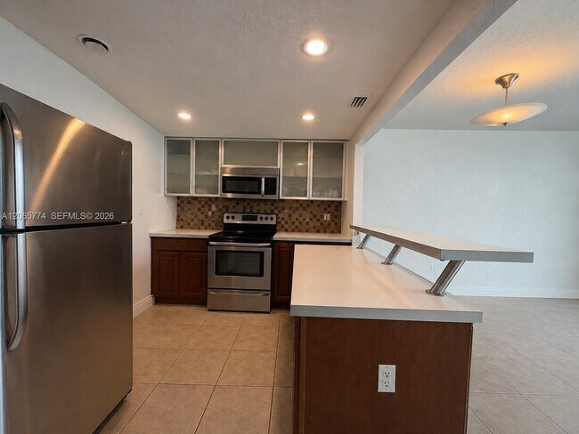 Building Photo - 5401 Collins Ave