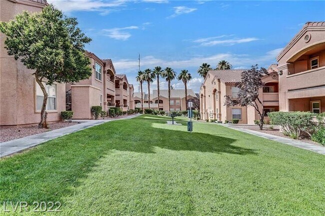 Building Photo - Spacious 2nd Floor Condo in Gated Community in West