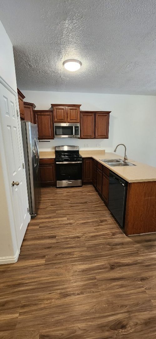 Building Photo - Beautiful 3 Bedroom Townhome in Pleasant G...