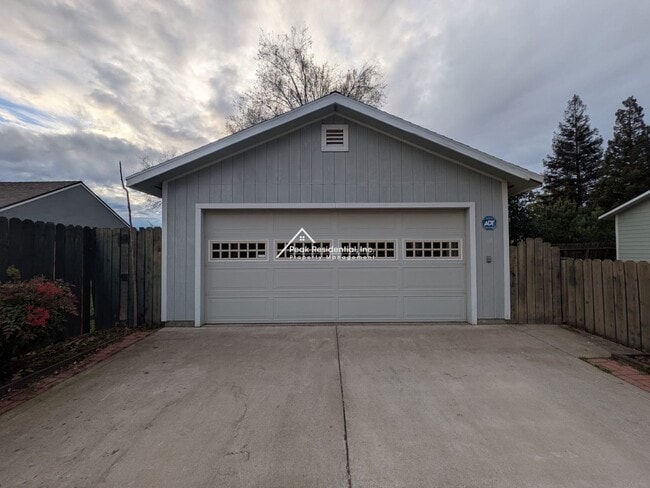 Building Photo - Updated Sacramento 2bd/1ba House Near UCD!