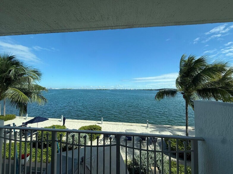 Building Photo - 551 NE 39th St