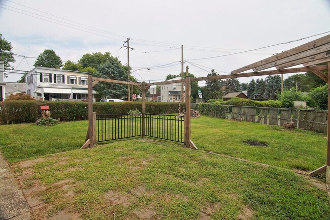 Building Photo - Spacious 4/5 Bedroom Home for Rent - Available Now!