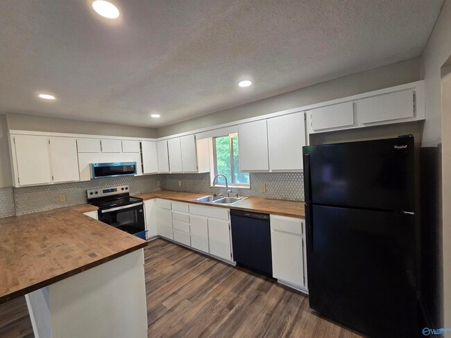 Building Photo - 1209 Governors Dr SE