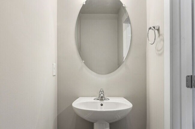 Building Photo - Craftsman 3BD Townhome Near Downtown Greenville | Garage + Granite Kitchen