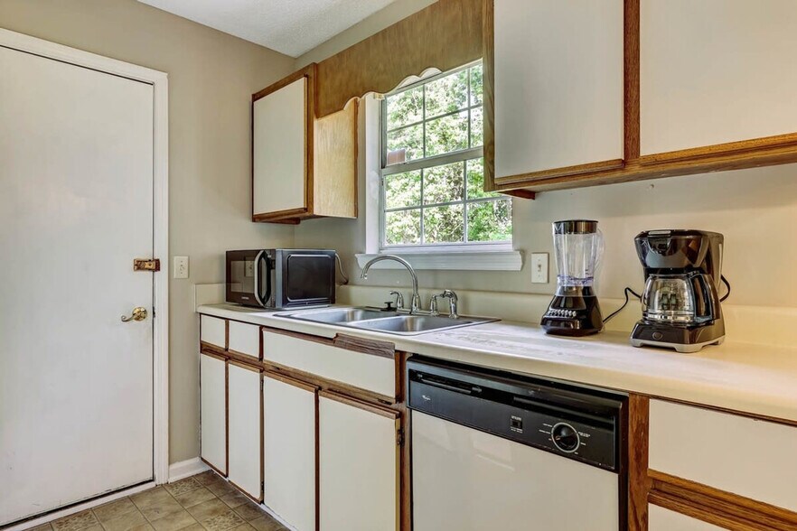 Building Photo - 170 Laurelwood Dr
