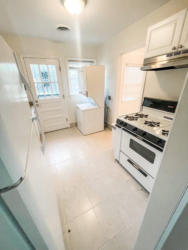 Building Photo - 1270 Perkins Terrace