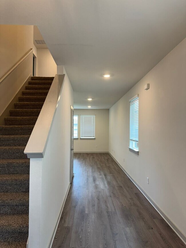 Building Photo - Ready for move-in! Spacious 4-bedroom, 3-b...