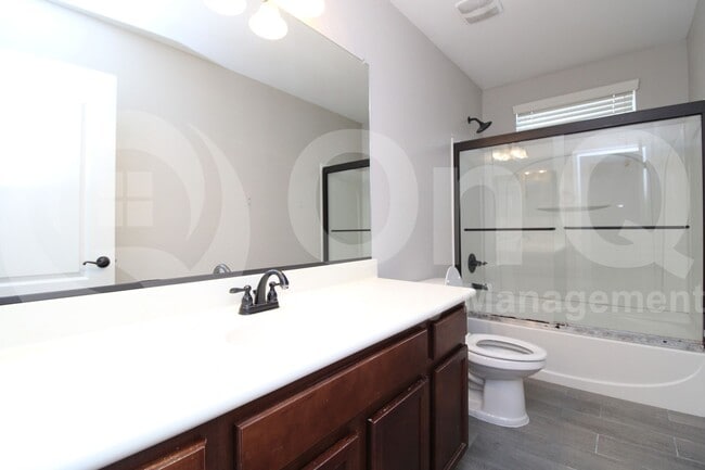 Building Photo - 947 S Utilis Dr