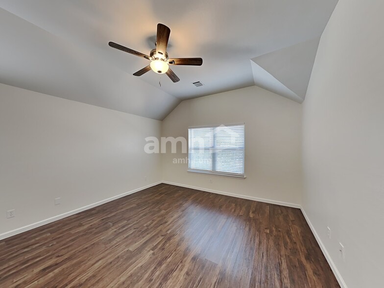 Building Photo - 24827 Crescent Run